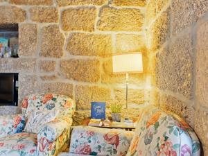 zwei Stühle vor einer Steinmauer in der Unterkunft Mansion in Vale Abrigoso - Mezio with Patio in Vale Abrigoso