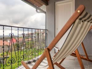 einen Schaukelstuhl auf einem Balkon mit Aussicht in der Unterkunft Mansion in Vale Abrigoso - Mezio with Patio in Vale Abrigoso