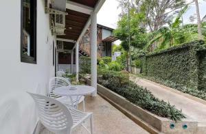 Κήπος έξω από το Peridot Golden Sand