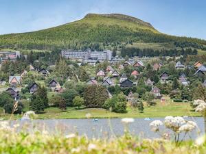 Une petite ville avec une colline en arrière-plan dans l'établissement Appartement familial 6 pers. à Super Besse, proche pistes - FR-1-814-131, à Besse-et-Saint-Anastaise