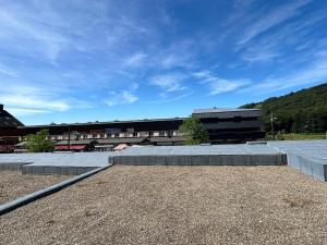 - une vue sur le toit d'un bâtiment dans l'établissement Studio 4 pers, terrasse, WIFI, parking, au pied des pistes à Besse - FR-1-814-33, à Besse-et-Saint-Anastaise