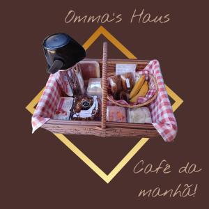 ein Picknickkorb mit Essen und einer Maus darauf in der Unterkunft Omma's Haus - Casa de Vó perto de Gramado in Morro Reuter