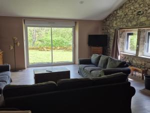 TV a/nebo společenská místnost v ubytování Maison Auvergnate Spacieuse 170m² - 8 Pers - Nature au Parc des Volcans - FR-1-814-135