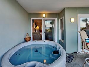 Bazén v ubytování Fort Screven Villas 102 by Tybee Vacation Rentals nebo v jeho okolí