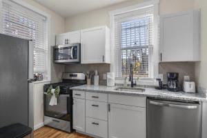 Η κουζίνα ή μικρή κουζίνα στο Squirrel Hill Chic Spacious 1BR Parking Gym