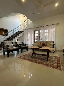 Posezení v ubytování Villa Vinaya- Comfort, Calm & Charm in Mysore