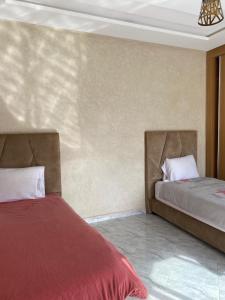 El Jemʼa GhematMagnifique Villa Proche Marrakech 4 Chambres, Piscine 10m, Accueille 8 à 10 Personnes的房间里有两张并排的床