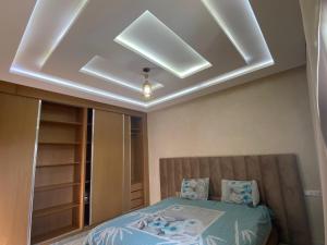 El Jemʼa GhematMagnifique Villa Proche Marrakech 4 Chambres, Piscine 10m, Accueille 8 à 10 Personnes的一间卧室设有天花板和一张床 更多6张照片