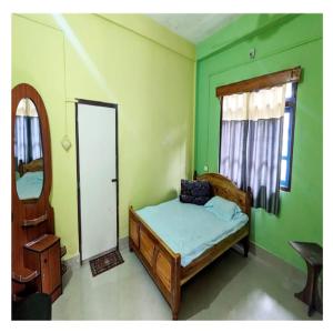 Una cama o camas en una habitación de Murti River View Retreat By StayApart