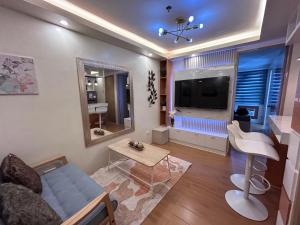 TV a/nebo společenská místnost v ubytování Cozy Seawind 2BR Near Airport, Pool, Wifi, Netflix