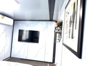 Μια τηλεόραση ή/και κέντρο ψυχαγωγίας στο Overlooking a Park - A sunny escape