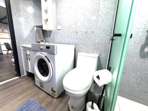 Ένα μπάνιο στο Overlooking a Park - A sunny escape