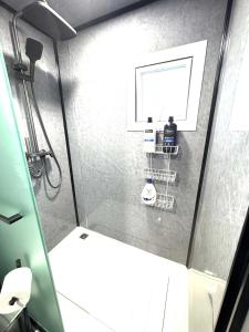 Ένα μπάνιο στο Overlooking a Park - A sunny escape