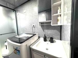 Η κουζίνα ή μικρή κουζίνα στο Overlooking a Park - A sunny escape +48 φωτογραφίες