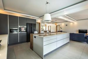 Η κουζίνα ή μικρή κουζίνα στο Villa Kaly - West Coast Paradise