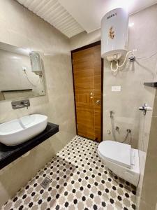 Koupelna v ubytování Hotel G R Residency GOLDEN TEMPLE JUST 2 mins WALKING DISTANCE FROM HOTEL