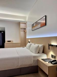 Ένα ή περισσότερα κρεβάτια σε δωμάτιο στο The Landmark Hotel +58 φωτογραφίες