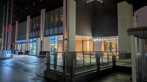 ein Einkaufszentrum bei Nacht mit eingeschalteter Beleuchtung in der Unterkunft Ippaku 一泊 in Izumi-Sano