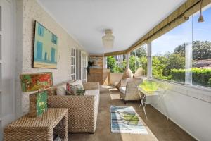 悉尼Poolside Stay - Close to Taronga Zoo & Luna Park的客厅设有家具和大窗户