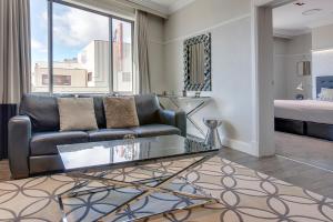 un salon avec un canapé et un lit dans l'établissement Mountain Retreat, Steps from Train Station, à Katoomba