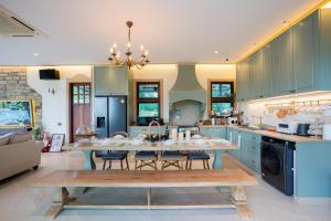 Η κουζίνα ή μικρή κουζίνα στο Olive Hill Pool Villa Khaoyai