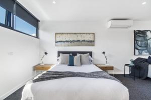 Ένα ή περισσότερα κρεβάτια σε δωμάτιο στο Stylish Studio with Great Amenities near Beachside