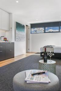 Η κουζίνα ή μικρή κουζίνα στο Stylish Studio with Great Amenities near Beachside +2 φωτογραφίες