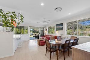 eine Küche und ein Wohnzimmer mit Tisch und Stühlen in der Unterkunft The Wren's Nest in Sandstone Point + 13 Fotos