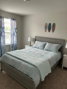 Voodi või voodid majutusasutuse Large new beautiful house 1 and half miles to beach toas +62 fotot