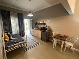 Η κουζίνα ή μικρή κουζίνα στο Steenkoppies semi self catering apartment