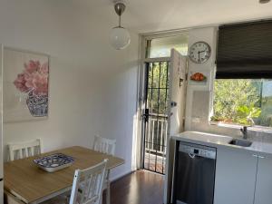 Køkken eller tekøkken på Treetop Retreat Five Minute Stroll To The Beach + 11 billeder