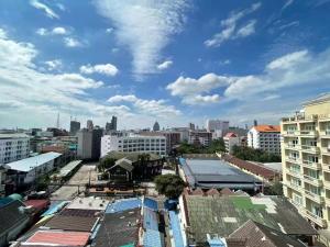 a view of a city skyline with buildings at 芭提雅市中心度假公寓 The Base预定 免费游泳池健身房 生活购物便利 in Pattaya Central