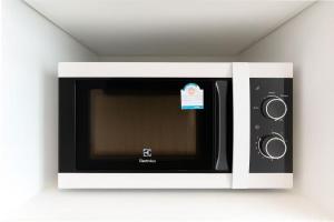 a microwave oven with a sticker on it at 芭提雅市中心度假公寓 The Base预定 免费游泳池健身房 生活购物便利 in Pattaya Central