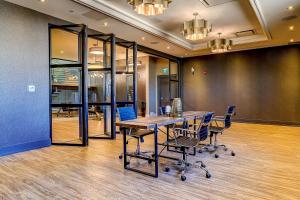 El área de trabajo o centro de convenciones de Dream Suites Near YYZ Airport