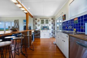 Kuchyň nebo kuchyňský kout v ubytování Beachcombers Rest - Tokerau Beach Escape