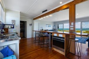 Kuchyň nebo kuchyňský kout v ubytování Beachcombers Rest - Tokerau Beach Escape + 18 fotografií