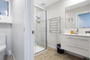 Koupelna v ubytování Beachcombers Rest - Tokerau Beach Escape