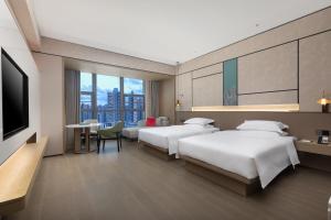 Una cama o camas en una habitación de Ramada Plaza By Wyndham Wuhan Hanyang