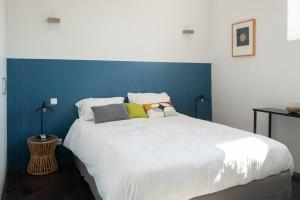 Una cama o camas en una habitación de Mas With Heated Pool In Luberon