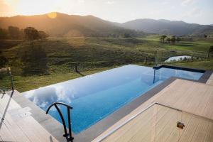 ein Swimmingpool mit Blick auf einen Berg in der Unterkunft Rileysview in Kilcoy