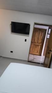 Μια τηλεόραση ή/και κέντρο ψυχαγωγίας στο Hotel coral Issa