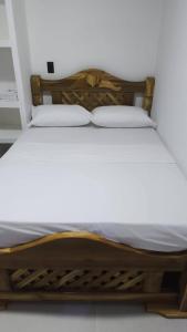 Ένα ή περισσότερα κρεβάτια σε δωμάτιο στο Hotel coral Issa +3 φωτογραφίες