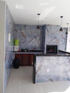 una cucina con parete in marmo e piano di lavoro di Casa em Búzios 5 a Búzios Altre 2 foto