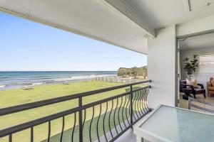 Absolute Beachfront Apartments 3T في لينوكس هيد: شرفة مطلة على المحيط