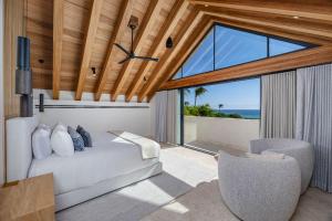 Posezení v ubytování Brand New 5 bed Lux Villa