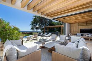 Posezení v ubytování Brand New 5 bed Lux Villa