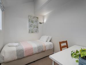 Postel nebo postele na pokoji v ubytování Stream-side Cottage - Driving Creek Coromandel