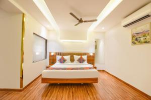 a bedroom with a bed and a ceiling at Hotel Rock View in New Delhi +35 photos