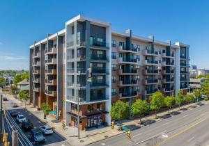un edificio de apartamentos en la esquina de una calle en The Nash Luxe, Pool, Gym, Nightlife!, en Nashville