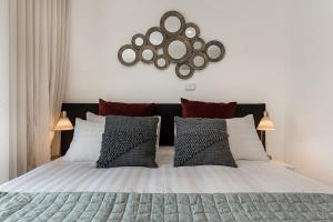 Un dormitorio con una cama grande con dos almohadas. en Comfy Studio with Shared Backyard near Racecourse, en Carnegie